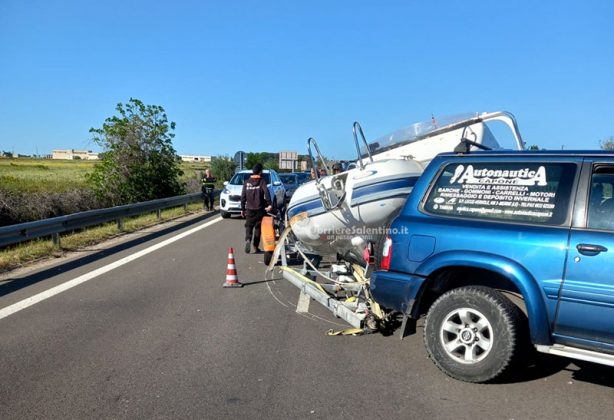 Perde il controllo dell'auto e del carrello su cui trasporta gommone: disagi alla circolazione - Corriere Salentino