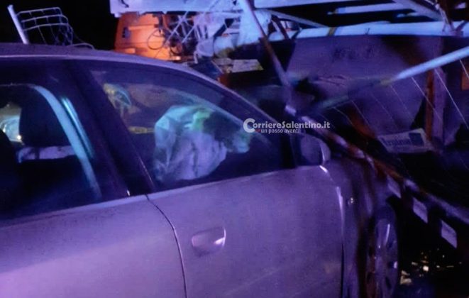 Incidente sulla litoranea: auto contro camion in sosta. Coinvolta intera famiglia, grave la madre - Corriere Salentino