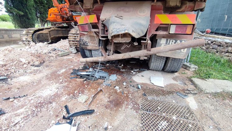 Incidente sulla litoranea: auto contro camion in sosta. Coinvolta intera famiglia, grave la madre - Corriere Salentino