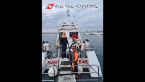 In mare per fare kitesurf, non riesce più a tornare a riva: tratto in salvo a largo - Corriere Salentino