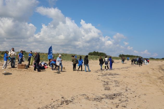 Studenti e volontari di Marevivo insieme per ripulire la spiaggia di Acquatina - Corriere Salentino
