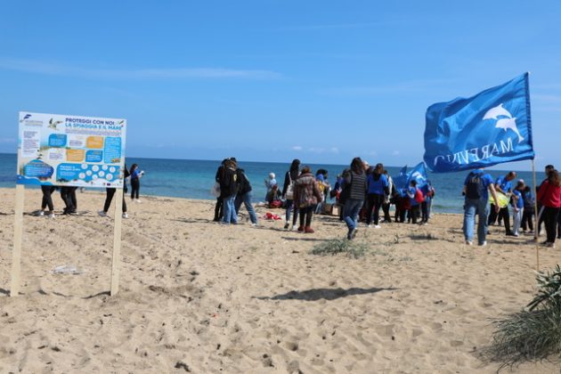 Studenti e volontari di Marevivo insieme per ripulire la spiaggia di Acquatina - Corriere Salentino