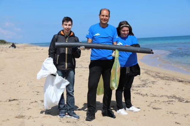 Studenti e volontari di Marevivo insieme per ripulire la spiaggia di Acquatina - Corriere Salentino