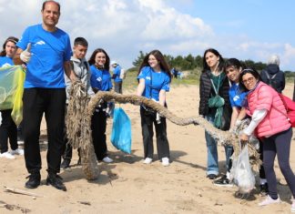 Studenti e volontari di Marevivo insieme per ripulire la spiaggia di Acquatina