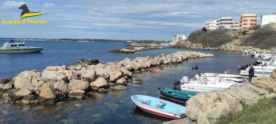 Danni al fondale per ormeggiare abusivamente le barche: sequestrato porticciolo, 18 denunce - Corriere Salentino
