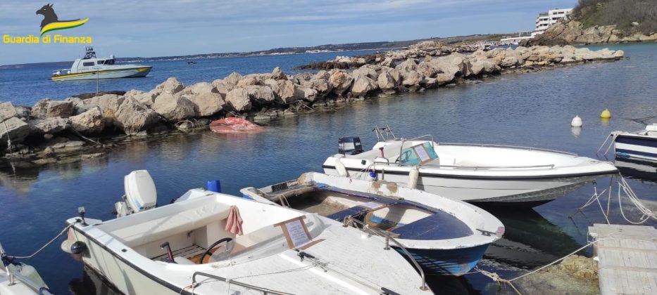 Danni al fondale per ormeggiare abusivamente le barche: sequestrato porticciolo, 18 denunce - Corriere Salentino