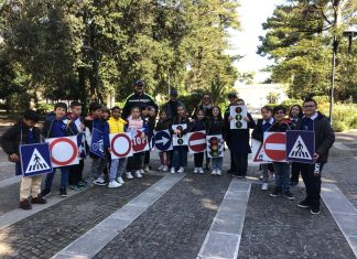 “Sicuri sulla strada”: nella villa comunale fase finale del progetto scolastico con polizia locale. Piccoli alunni alle prese con l’educazione stradale