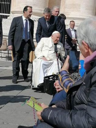 Alunni istituto comprensivo incontrano il Papa e donano "San Giuseppe da Copertino" - Corriere Salentino