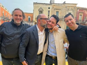 A Squinzano il giovane avvocato Mario Pede diventa sindaco: festeggia anche l’ex Mino Miccoli. Vince la Lega di Marti. Pulli secondo, Marra terzo - Corriere Salentino