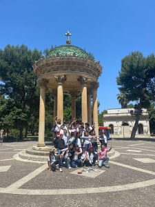 La maratona della lettura nella Villa comunale: "l'unico polmone verde del centro privo di bagni pubblici, trascurato, senza custode e alla mercé dei tossici" - Corriere Salentino