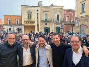 A Squinzano il giovane avvocato Mario Pede diventa sindaco: festeggia anche l’ex Mino Miccoli. Vince la Lega di Marti. Pulli secondo, Marra terzo - Corriere Salentino