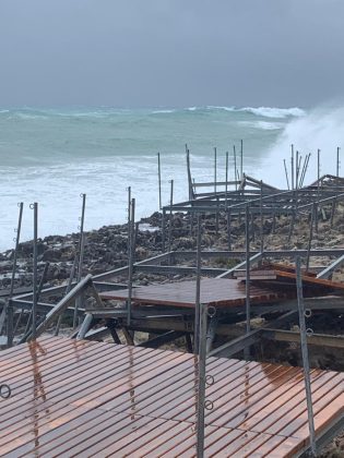 Danni da maltempo anche a Santa Maria di Leuca: semidistrutto un lido, affondata una barca a vela - Corriere Salentino