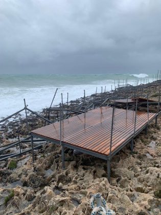 Danni da maltempo anche a Santa Maria di Leuca: semidistrutto un lido, affondata una barca a vela - Corriere Salentino
