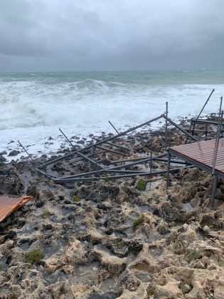 Danni da maltempo anche a Santa Maria di Leuca: semidistrutto un lido, affondata una barca a vela - Corriere Salentino