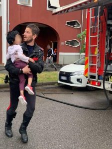 Divampa grosso incendio in condominio nel Varesotto: carabiniere salentino salva bimba di 4 anni - Corriere Salentino