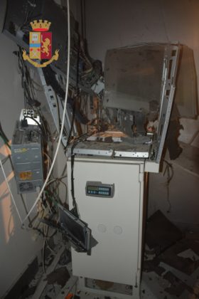 Assalto notturno all'ufficio postale con un ordigno: dopo il boato la fuga. Tre arresti - Corriere Salentino