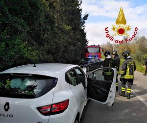 Impatto tra auto sulla provinciale, ragazza resta incastrata nel veicolo. Due feriti in ospedale - Corriere Salentino