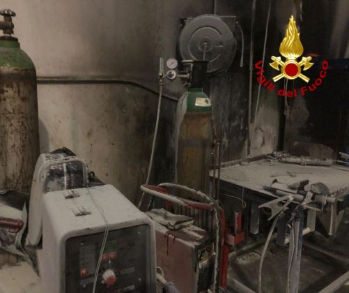 Divampa l'incendio nella zona industriale: danni nel reparto attrezzature di un'azienda - Corriere Salentino