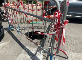 Cede l’asfalto e crea una maxi buca, strada chiusa