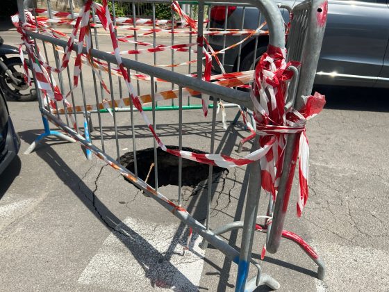 Cede l'asfalto e crea una maxi buca, strada chiusa - Corriere Salentino