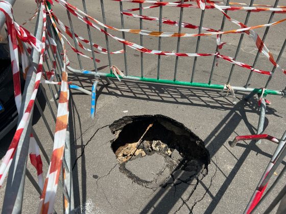 Cede l'asfalto e crea una maxi buca, strada chiusa - Corriere Salentino