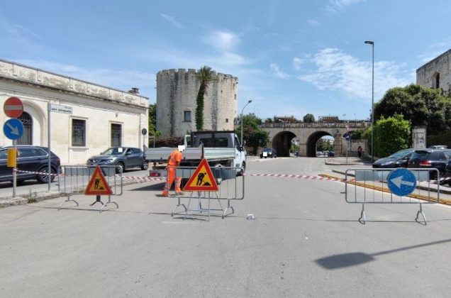 Cede l'asfalto e crea una maxi buca, strada chiusa - Corriere Salentino