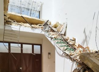 Crolla il solaio, tragedia sfiorata nel sud Salento