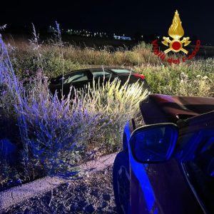 Auto esce fuori strada e finisce in un canale: anziani coniugi restano intrappolati. Tratti in salvo - Corriere Salentino