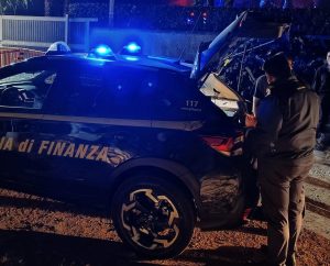 Nel bunker sotterraneo una serra per coltivare marijuana: l'accesso nel pianale di un furgone. Due arresti - Corriere Salentino