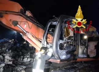 Raid incendiario nel cantiere per l’abbattimento dell’ex gerontocomio, bruciato un escavatore
