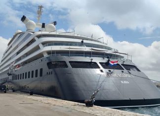 La Scenic Eclipse II sei stelle nel porto di Gallipoli, la nave è stata varata il mese scorso