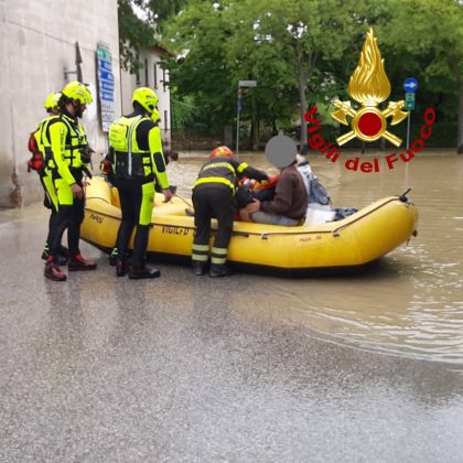 Alluvione in Emilia Romagna, tra i soccorritori anche una squadra dei vigili del fuoco di Lecce - Corriere Salentino