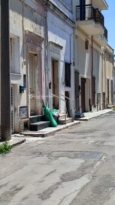 Boato all'alba nel centro abitato: ordigno esplode davanti all'abitazione di un 25enne - Corriere Salentino