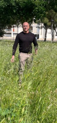 La protesta di Guido: “Erba infestante sui marciapiedi di Lecce, pericolosa per gli amici a 4 zampe. Indecenza assoluta” - Corriere Salentino