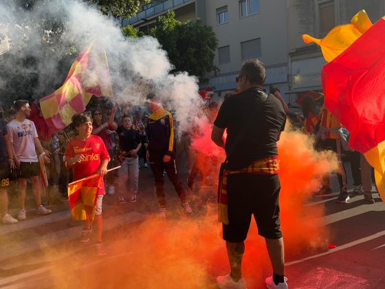 Il centro cittadino di Lecce esplode di gioia per la salvezza dei giallorossi - Corriere Salentino