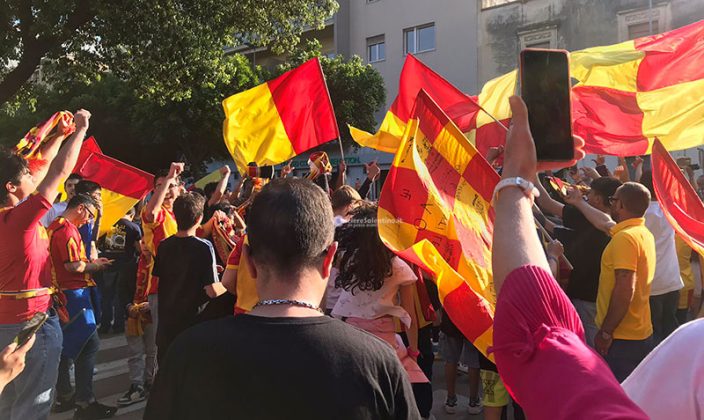 Il centro cittadino di Lecce esplode di gioia per la salvezza dei giallorossi - Corriere Salentino