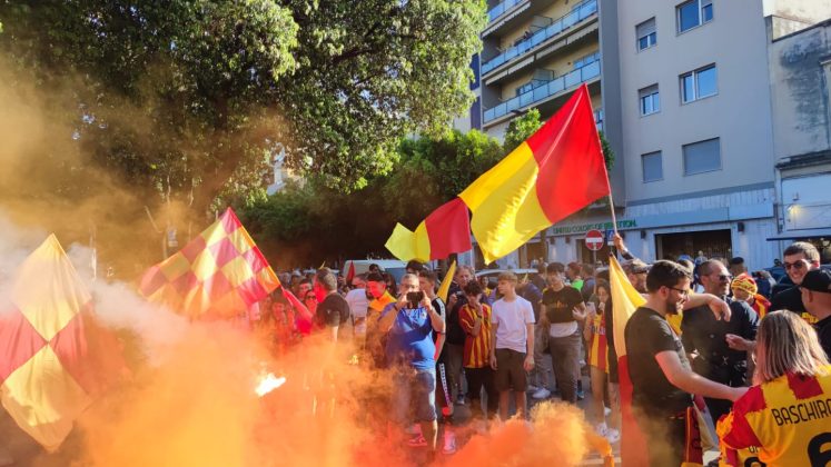 Il centro cittadino di Lecce esplode di gioia per la salvezza dei giallorossi - Corriere Salentino