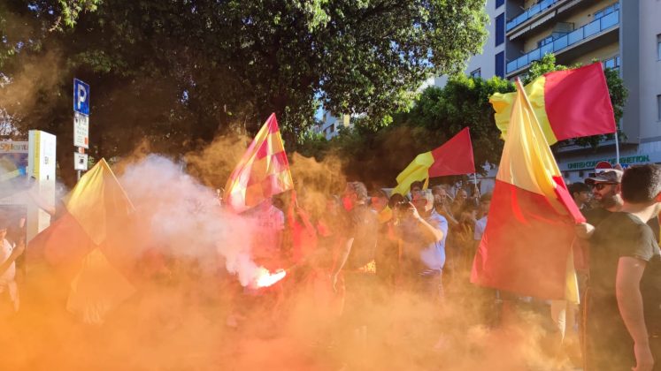 Il centro cittadino di Lecce esplode di gioia per la salvezza dei giallorossi - Corriere Salentino