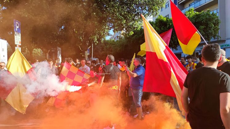 Il centro cittadino di Lecce esplode di gioia per la salvezza dei giallorossi - Corriere Salentino