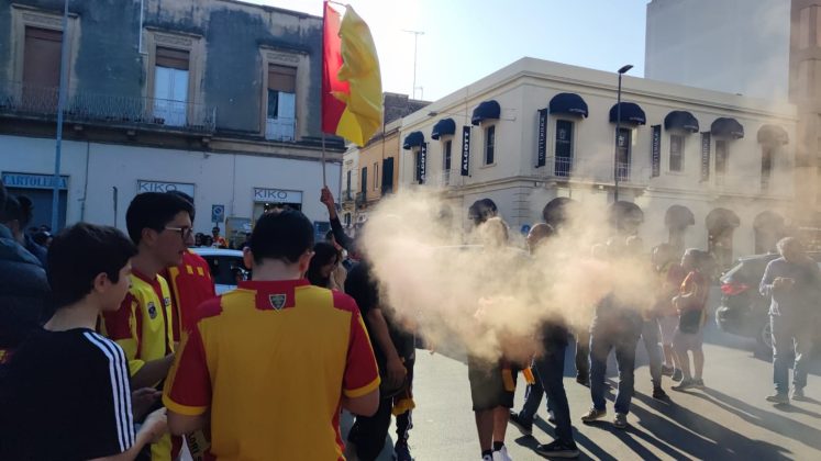Il centro cittadino di Lecce esplode di gioia per la salvezza dei giallorossi - Corriere Salentino