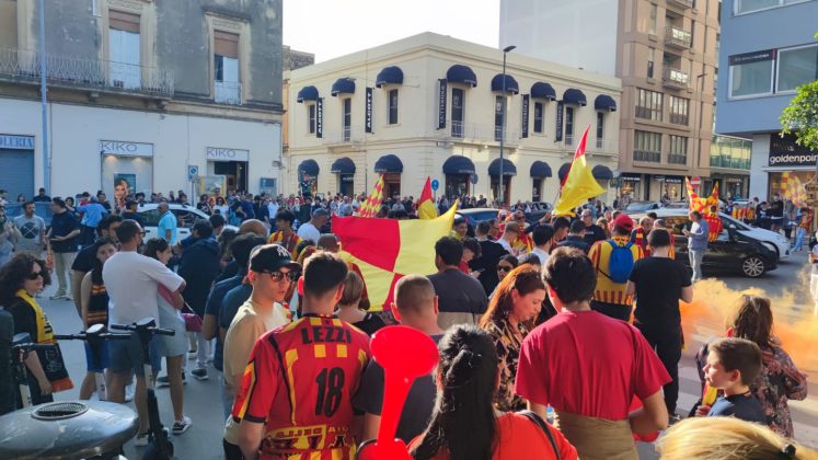 Il centro cittadino di Lecce esplode di gioia per la salvezza dei giallorossi - Corriere Salentino