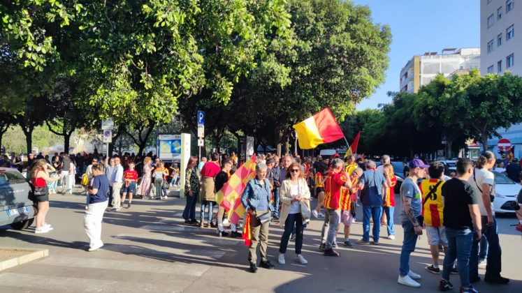 Il centro cittadino di Lecce esplode di gioia per la salvezza dei giallorossi - Corriere Salentino