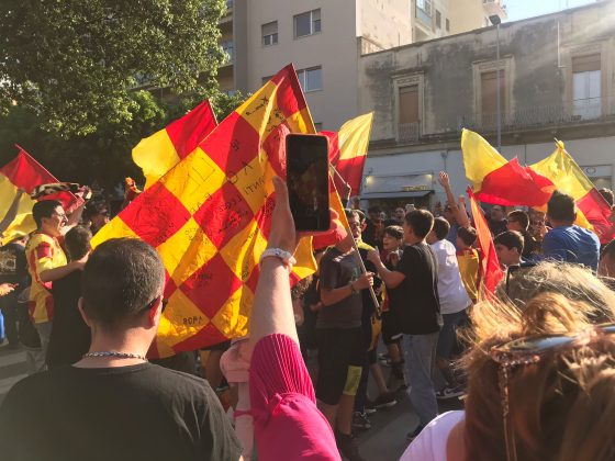Il centro cittadino di Lecce esplode di gioia per la salvezza dei giallorossi - Corriere Salentino