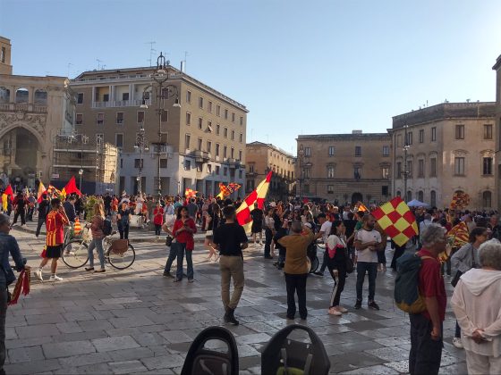 Il centro cittadino di Lecce esplode di gioia per la salvezza dei giallorossi - Corriere Salentino
