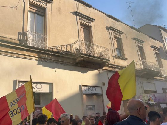Il centro cittadino di Lecce esplode di gioia per la salvezza dei giallorossi - Corriere Salentino