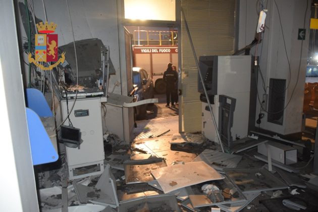 Assalto notturno all'ufficio postale con un ordigno: dopo il boato la fuga. Tre arresti - Corriere Salentino