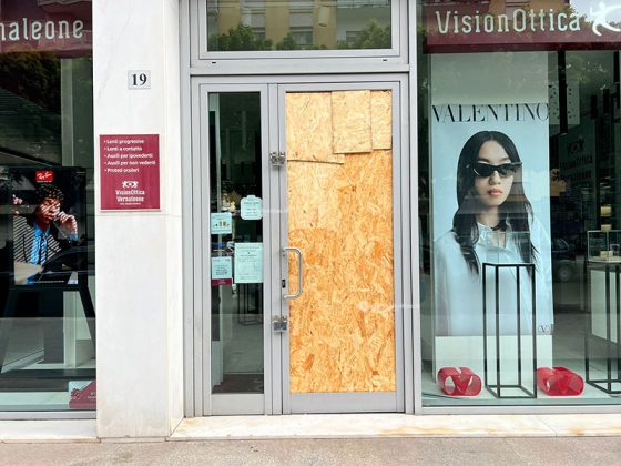 Ancora una razzìa nel centro di Lecce, nel mirino finisce un’ottica: sfondata la vetrata per rubare - Corriere Salentino