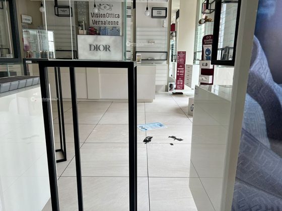 Ancora una razzìa nel centro di Lecce, nel mirino finisce un’ottica: sfondata la vetrata per rubare - Corriere Salentino