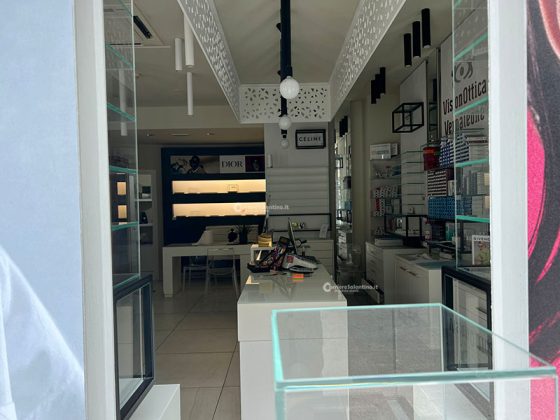 Ancora una razzìa nel centro di Lecce, nel mirino finisce un’ottica: sfondata la vetrata per rubare - Corriere Salentino
