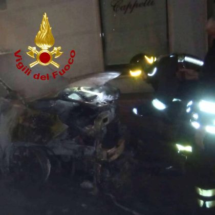Altra notte di fuoco nel Salento, incendio distrugge la Fiat 500 di una 41enne. Danni anche ad un negozio - Corriere Salentino